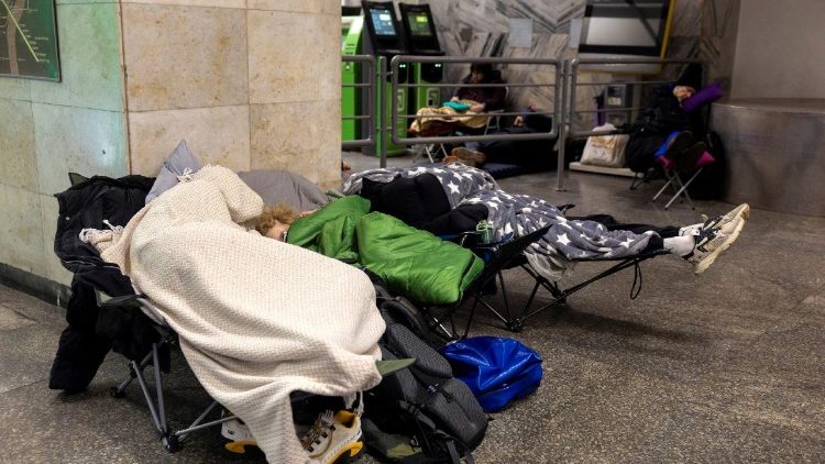 Pessoas se abrigam em uma esta&ccedil;&atilde;o de metr&ocirc; durante um ataque russo com drones e m&iacute;sseis, em meio &agrave; ofensiva da R&uacute;ssia contra a Ucr&acirc;nia, em Kiev, Ucr&acirc;nia, em 27 de dezembro de 2025. REUTERS/Thomas Peter