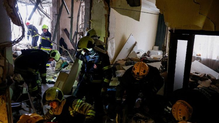 Bombeiros trabalham no local de um pr&eacute;dio de apartamentos atingido por m&iacute;sseis e drones russos, em meio ao ataque da R&uacute;ssia &agrave; Ucr&acirc;nia, em Kiev, Ucr&acirc;nia, em 27 de dezembro de 2025. REUTERS/Valentyn Ogirenko