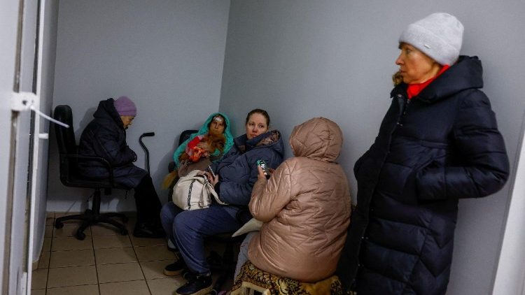 Moradores se abrigam no corredor de um pr&eacute;dio de apartamentos atingido por m&iacute;sseis e drones russos, em meio ao ataque da R&uacute;ssia &agrave; Ucr&acirc;nia, em Kiev, Ucr&acirc;nia, em 27 de dezembro de 2025. REUTERS/Valentyn Ogirenko