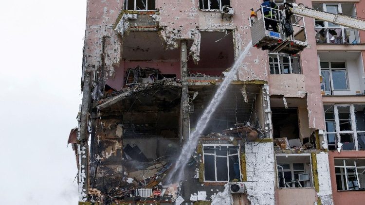 Bombeiros em pr&eacute;dio de apartamentos atingido por m&iacute;sseis e drones russos, em meio ao ataque da R&uacute;ssia &agrave; Ucr&acirc;nia, em Kiev, Ucr&acirc;nia, em 27 de dezembro de 2025. REUTERS/Valentyn Ogirenko