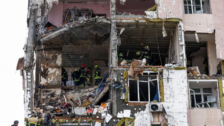 Bombeiros trabalham no local de um pr&eacute;dio de apartamentos atingido por m&iacute;sseis e drones russos, em meio ao ataque da R&uacute;ssia &agrave; Ucr&acirc;nia, em Kiev, Ucr&acirc;nia, em 27 de dezembro de 2025. REUTERS/Valentyn Ogirenko