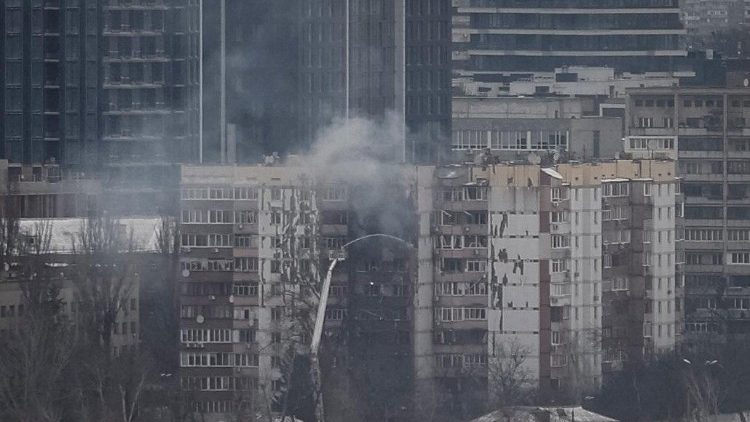 Bombeiros trabalham no local do pr&eacute;dio de apartamentos atingido por um drone russo durante um ataque com m&iacute;sseis e drones russos, em meio ao ataque da R&uacute;ssia &agrave; Ucr&acirc;nia, em Kiev, Ucr&acirc;nia, em 27 de dezembro de 2025. REUTERS/Gleb Garanich