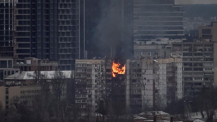 Fuma&ccedil;a sobe de um pr&eacute;dio de apartamentos ap&oacute;s ser atingido por um drone durante um ataque russo com m&iacute;sseis e drones, em meio ao ataque da R&uacute;ssia &agrave; Ucr&acirc;nia, em Kiev, Ucr&acirc;nia, em 27 de dezembro de 2025. REUTERS/Gleb Garanich