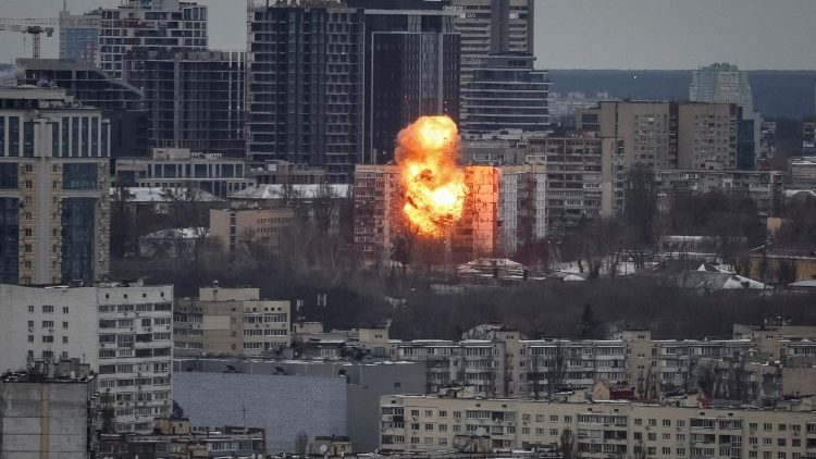 Um drone atinge um pr&eacute;dio de apartamentos durante um ataque russo com m&iacute;sseis e drones, em meio ao ataque da R&uacute;ssia &agrave; Ucr&acirc;nia, em Kiev, Ucr&acirc;nia, em 27 de dezembro de 2025. REUTERS/Gleb Garanich