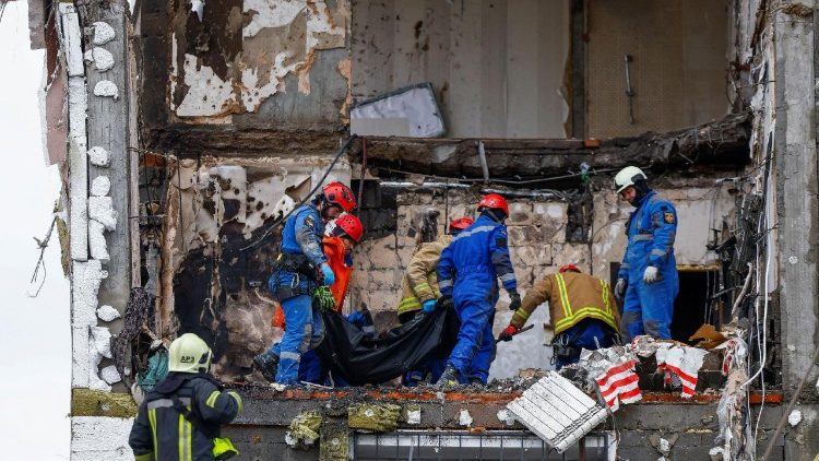 Socorristas carregam um saco para cad&aacute;veres contendo os restos mortais de uma v&iacute;tima no local de um pr&eacute;dio de apartamentos atingido por m&iacute;sseis e drones russos, em meio ao ataque da R&uacute;ssia &agrave; Ucr&acirc;nia, em Kiev, Ucr&acirc;nia, em 27 de dezembro de 2025. REUTERS/Valentyn Ogirenko