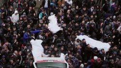 होम्स में एक मस्जिद पर हमले में मरे 8 लोगों की अंतिम क्रिया 