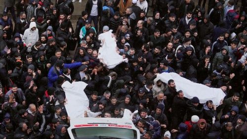 होम्स में एक मस्जिद पर हमले में मरे 8 लोगों की अंतिम क्रिया 