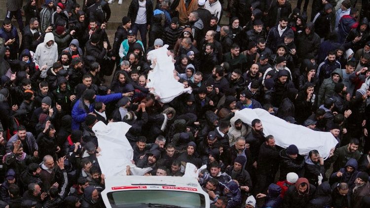 होम्स में एक मस्जिद पर हमले में मरे 8 लोगों की अंतिम क्रिया 