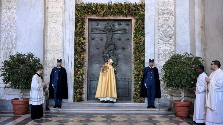El cardenal Baldo Reina cierra la Puerta Santa de la Bas&iacute;lica de San Juan de Letr&aacute;n