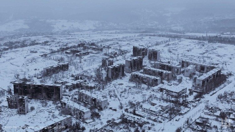 Uma imagem a&eacute;rea divulgada em 30 de dezembro de 2025 mostra pr&eacute;dios de apartamentos danificados em meio ao ataque da R&uacute;ssia &agrave; Ucr&acirc;nia, na cidade de Kupiansk, regi&atilde;o de Kharkiv, na linha de frente do ataque. Press service of the 116th Separate Mechanized Brigade of the Ukrainian Armed Forces/Handout via REUTERS 