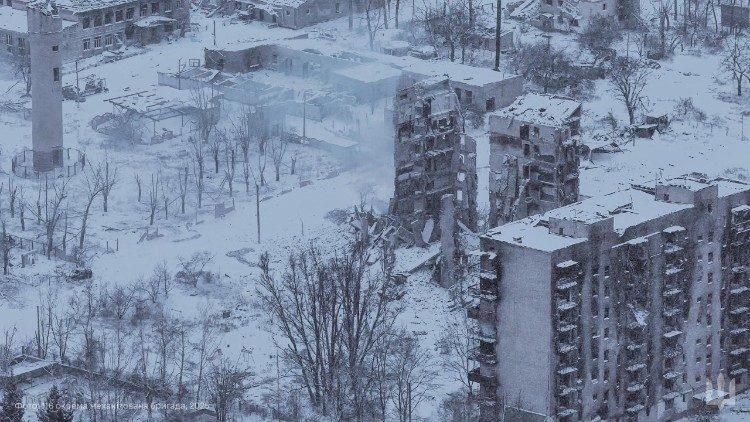 Uma imagem a&eacute;rea divulgada em 30 de dezembro de 2025 mostra pr&eacute;dios de apartamentos danificados em meio ao ataque da R&uacute;ssia &agrave; Ucr&acirc;nia, na cidade de Kupiansk, regi&atilde;o de Kharkiv, na linha de frente do ataque. Press service of the 116th Separate Mechanized Brigade of the Ukrainian Armed Forces/Handout via REUTERS 