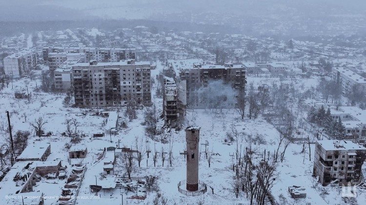 Uma imagem a&eacute;rea divulgada em 30 de dezembro de 2025 mostra pr&eacute;dios de apartamentos danificados em meio ao ataque da R&uacute;ssia &agrave; Ucr&acirc;nia, na cidade de Kupiansk, regi&atilde;o de Kharkiv, na linha de frente do ataque. Press service of the 116th Separate Mechanized Brigade of the Ukrainian Armed Forces/Handout via REUTERS 