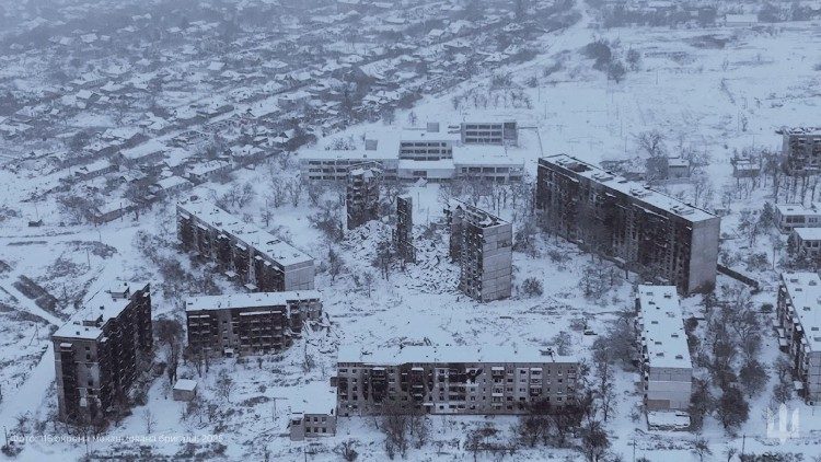 Uma imagem a&eacute;rea divulgada em 30 de dezembro de 2025 mostra pr&eacute;dios de apartamentos danificados em meio ao ataque da R&uacute;ssia &agrave; Ucr&acirc;nia, na cidade de Kupiansk, regi&atilde;o de Kharkiv, na linha de frente do ataque. Press service of the 116th Separate Mechanized Brigade of the Ukrainian Armed Forces/Handout via REUTERS 