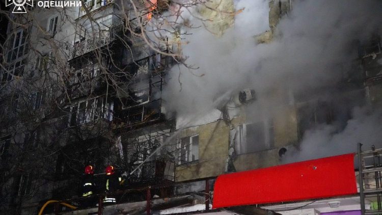 Fuma&ccedil;a sobe de um pr&eacute;dio de apartamentos danificado durante um ataque noturno de drone russo, em meio ao ataque da R&uacute;ssia &agrave; Ucr&acirc;nia, em Odessa, Ucr&acirc;nia, 31 de dezembro de 2025. Servi&ccedil;o de imprensa do Servi&ccedil;o Estatal de Emerg&ecirc;ncia da Ucr&acirc;nia na regi&atilde;o de Odessa/Divulga&ccedil;&atilde;o via REUTERS