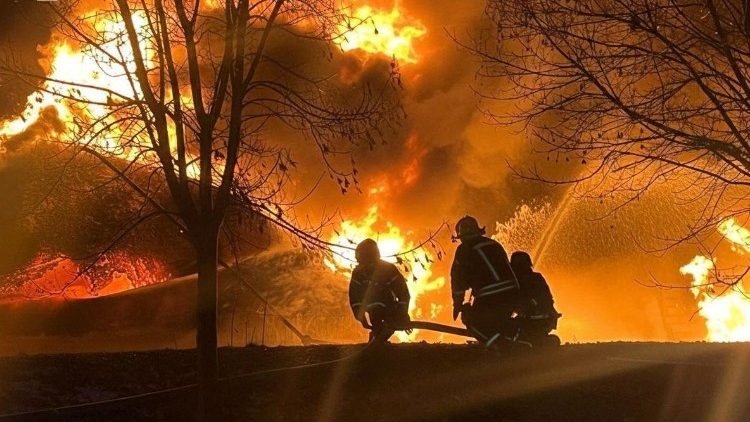 Bombeiros trabalham no local de um ataque de drone russo, em meio ao ataque da R&uacute;ssia &agrave; Ucr&acirc;nia, na regi&atilde;o de Volyn, Ucr&acirc;nia, nesta imagem divulgada em 1&ordm; de janeiro de 2026. Press service of the State Emergency Service of Ukraine in Volyn region/Handout via REUTERS 