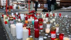 Lumânări aprinse la Crans-Montana (Elveția) în semn de rugăciune pentru victimele incendiului din localul ”Le Constellation”