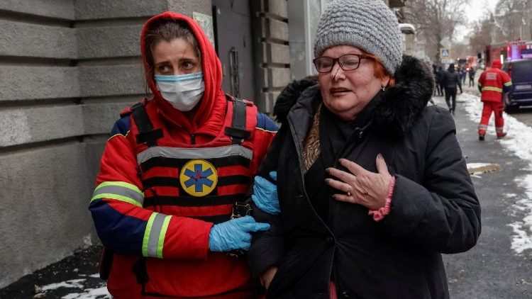 Uma profissional de sa&uacute;de evacua um morador ferido de um pr&eacute;dio atingido por um ataque a&eacute;reo russo, em meio ao ataque da R&uacute;ssia &agrave; Ucr&acirc;nia, em Kharkiv, Ucr&acirc;nia, em 2 de janeiro de 2026. REUTERS/Sofia Gatilova TPX IMAGES OF THE DAY