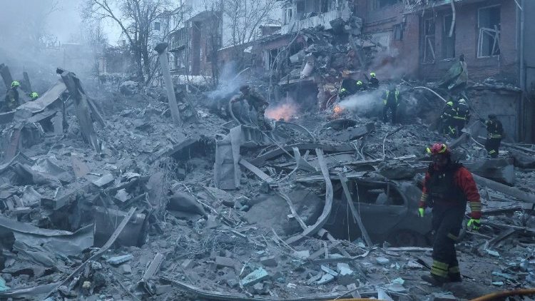 Bombeiros e equipes de resgate trabalham no local de um pr&eacute;dio de apartamentos atingido por um ataque a&eacute;reo russo, em meio ao ataque da R&uacute;ssia &agrave; Ucr&acirc;nia, em Kharkiv, Ucr&acirc;nia, em 2 de janeiro de 2026. REUTERS/Vyacheslav Madiyevskyy