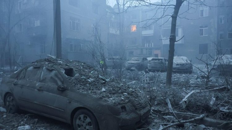 Local de um pr&eacute;dio de apartamentos danificado por um ataque a&eacute;reo russo, em meio ao ataque da R&uacute;ssia &agrave; Ucr&acirc;nia, em Kharkiv, Ucr&acirc;nia, 2 de janeiro de 2026. REUTERS/Vyacheslav Madiyevskyy