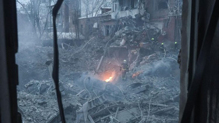 Bombeiros e equipes de resgate trabalham no local de um pr&eacute;dio de apartamentos atingido por um ataque a&eacute;reo russo, em meio ao ataque da R&uacute;ssia &agrave; Ucr&acirc;nia, em Kharkiv, Ucr&acirc;nia, em 2 de janeiro de 2026. REUTERS/Vyacheslav Madiyevskyy