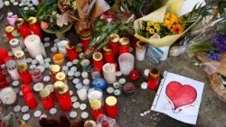 Candele e fiori per le vittime del rogo