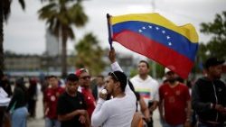 Bendera ya Venezuela na watu wake.