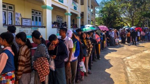 Il Myanmar al voto mentre infuria la guerra civile