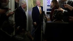 Il presidente Usa Trump parla con i giornalisti a bordo dell'Air Force One