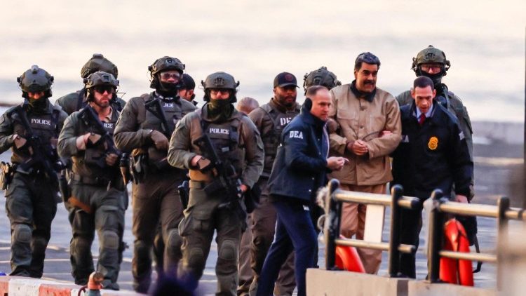 Rais Nicol&agrave;s Maduro akiwa ameshikiliwa na wanajeshi wa Marekani