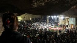 Të krishterët ortodoksë koptë marrin pjesë në meshën e natës së Krishtlindjeve në Manastirin Samaan el-Kharaz në zonën malore Mokattam të Kajros.