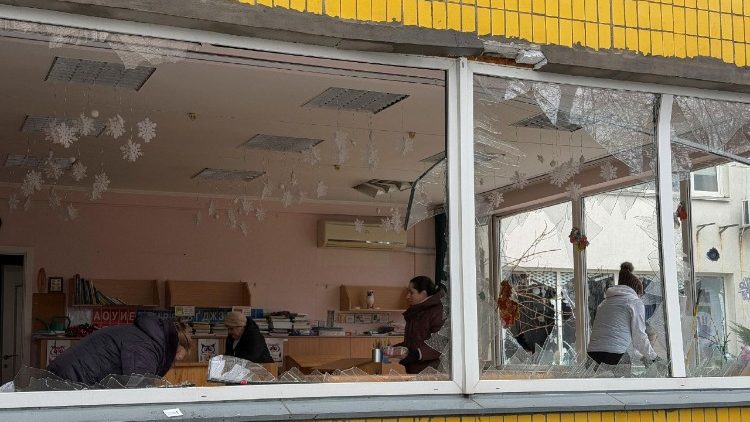 Funcion&aacute;rios removem destro&ccedil;os de uma sala de um jardim de inf&acirc;ncia danificada por um ataque de drone russo no final da noite, em meio ao ataque da R&uacute;ssia &agrave; Ucr&acirc;nia, em Dnipro, Ucr&acirc;nia, em 7 de janeiro de 2026. REUTERS/Mykhailo Moskalenko