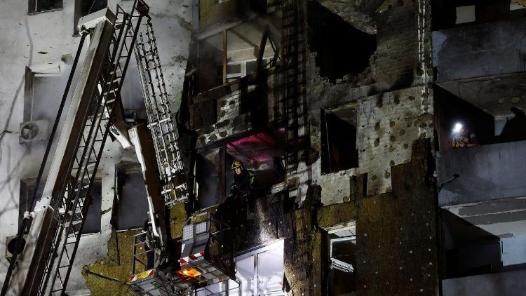 Bombeiros trabalham em um pr&eacute;dio de apartamentos atingido por um ataque de drone russo, em meio ao ataque da R&uacute;ssia &agrave; Ucr&acirc;nia, em Kiev, Ucr&acirc;nia, em 9 de janeiro de 2026. REUTERS/Valentyn Ogirenko