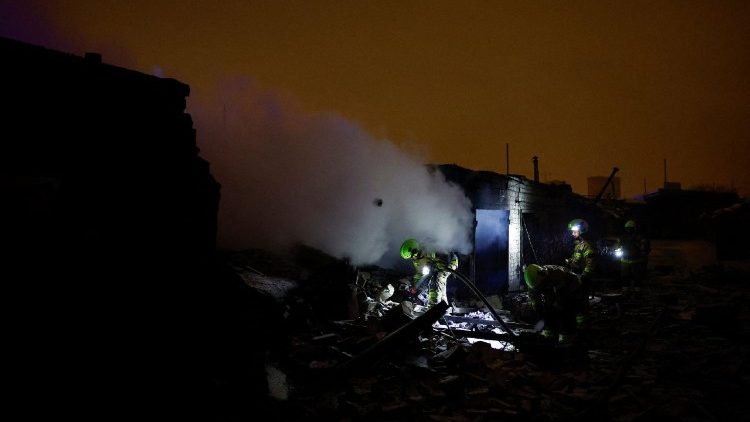 Bombeiros trabalham em um complexo de garagens danificado durante um ataque russo com drones e m&iacute;sseis, em meio ao ataque da R&uacute;ssia &agrave; Ucr&acirc;nia, em Kiev, Ucr&acirc;nia, 9 de janeiro de 2026. REUTERS/Valentyn Ogirenko