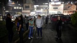 Familiares de presos esperan a sus seres queridos tras el anuncio de su liberación