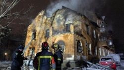 Gli effetti degli ultimi bombardamenti russi su Kyiv (Thomas Peter, Reuters)