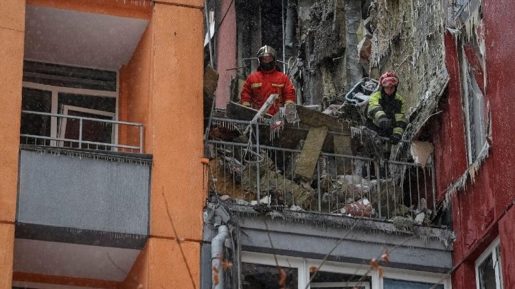 Equipes de resgate trabalham no local do pr&eacute;dio de apartamentos atingido por um ataque de drone russo, em meio ao ataque da R&uacute;ssia &agrave; Ucr&acirc;nia, em Kiev, Ucr&acirc;nia, em 9 de janeiro de 2026. REUTERS/Stringer