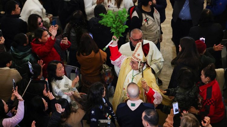 இறைமக்கள்மீது யோர்தான் புனித நீர் தெளிக்கப்படுகிறது 