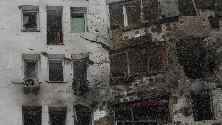 Missili e droni russi su edifici a Kyiv