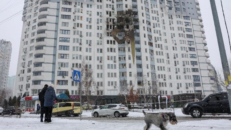 Moradores observam o local do pr&eacute;dio de apartamentos atingido por um ataque de drone russo, em meio ao ataque da R&uacute;ssia &agrave; Ucr&acirc;nia, em Kiev, Ucr&acirc;nia, em 9 de janeiro de 2026. REUTERS/Anatolii Stepanov