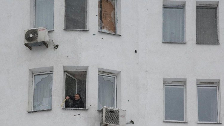 Um morador remove cacos de vidro da janela de um pr&eacute;dio de apartamentos danificado por um ataque de drone russo, em meio ao ataque da R&uacute;ssia &agrave; Ucr&acirc;nia, em Kiev, Ucr&acirc;nia, em 9 de janeiro de 2026. REUTERS/Anatolii Stepanov