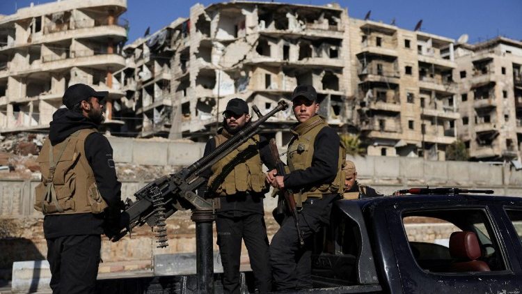 Uomini delle forze di sicurezza generali nel quartiere di Sheikh Maksoud ad Aleppo (Reuters/Khalil Ashawi)