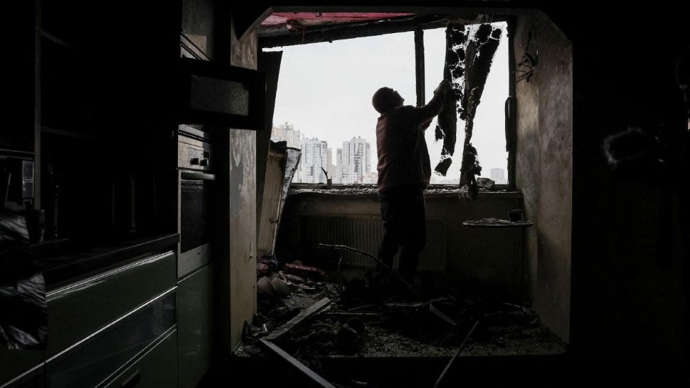 Um morador limpa seu apartamento em um prédio danificado por um ataque de drone russo, em meio ao ataque da Rússia à Ucrânia, em Kiev, Ucrânia, em 9 de janeiro de 2026. REUTERS/Anatolii Stepanov/Foto de arquivo