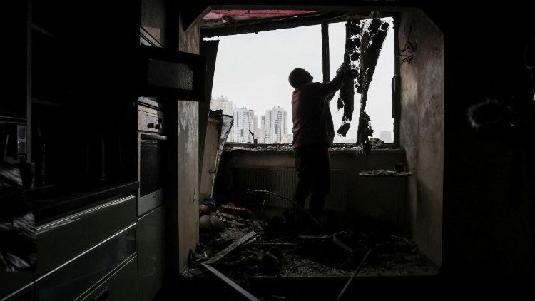 Um morador limpa seu apartamento em um pr&eacute;dio danificado por um ataque de drone russo, em meio ao ataque da R&uacute;ssia &agrave; Ucr&acirc;nia, em Kiev, Ucr&acirc;nia, em 9 de janeiro de 2026. REUTERS/Anatolii Stepanov/Foto de arquivo