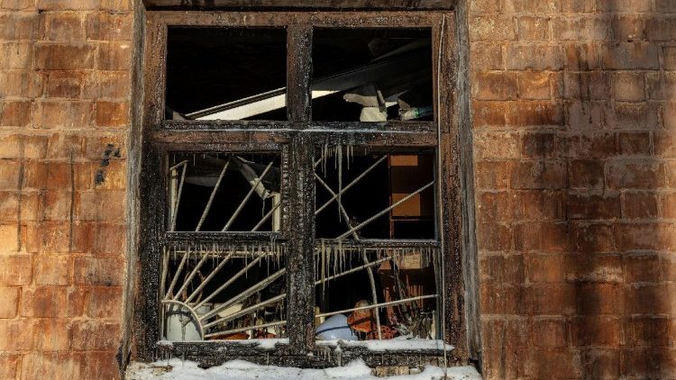 Estalactites de gelo pendem da moldura da janela queimada de um apartamento que pegou fogo ap&oacute;s um drone russo atingir o pr&eacute;dio residencial na noite passada, em meio ao ataque da R&uacute;ssia &agrave; Ucr&acirc;nia, em Kiev, Ucr&acirc;nia, 10 de janeiro de 2026. REUTERS/Thomas Peter
