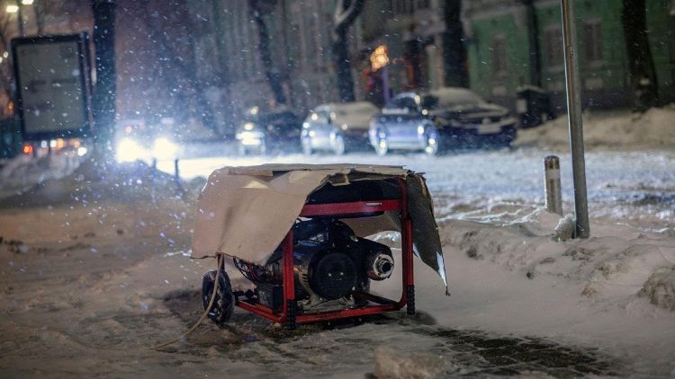 Com temperaturas abaixo de zero, moradores de Kiev se preparam para noites congelantes ap&oacute;s ataques russos danificarem a infraestrutura. REUTERS/ Thomas Peter