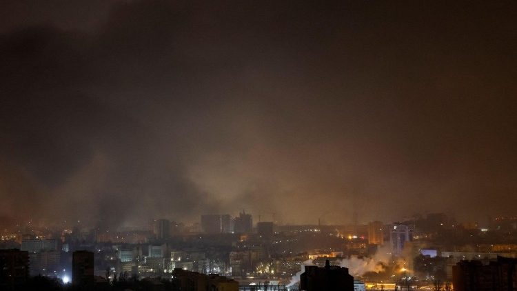 Fuma&ccedil;a sobe na cidade ap&oacute;s ataques de drones russos, em meio ao ataque da R&uacute;ssia &agrave; Ucr&acirc;nia, em Kiev, Ucr&acirc;nia, 12 de janeiro de 2026. REUTERS/Gleb Garanich