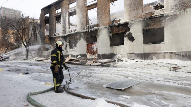 Um bombeiro trabalha no local de um pr&eacute;dio atingido por um drone russo, em meio ao ataque da R&uacute;ssia &agrave; Ucr&acirc;nia, em Kiev, Ucr&acirc;nia, em 12 de janeiro de 2026. REUTERS/Thomas Peter