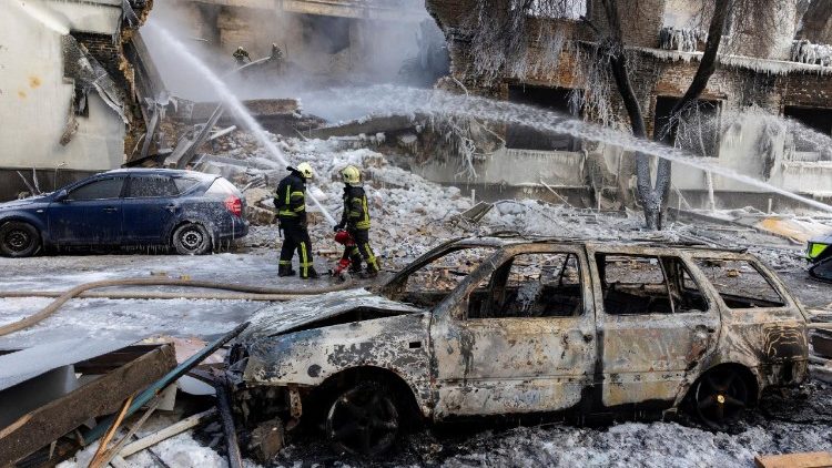 Bombeiros trabalham no local de um pr&eacute;dio atingido por um drone russo, em meio ao ataque da R&uacute;ssia &agrave; Ucr&acirc;nia, em Kiev, Ucr&acirc;nia, em 12 de janeiro de 2026. REUTERS/Thomas Peter