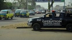 Un vehículo policial de la operación Fushin Kada estacionado en Yakowa Road, Kaduna, Nigeria
