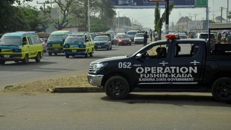 Mutuka ya policier ya op&eacute;ration Fushin Kada na nzela ya Yakowa Road, Kaduna, na Nigeria 
